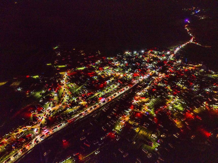 貴州省畢節市赫章縣阿西里西大草原火把節現場車水馬龍，游客絡繹不絕。羅大富攝