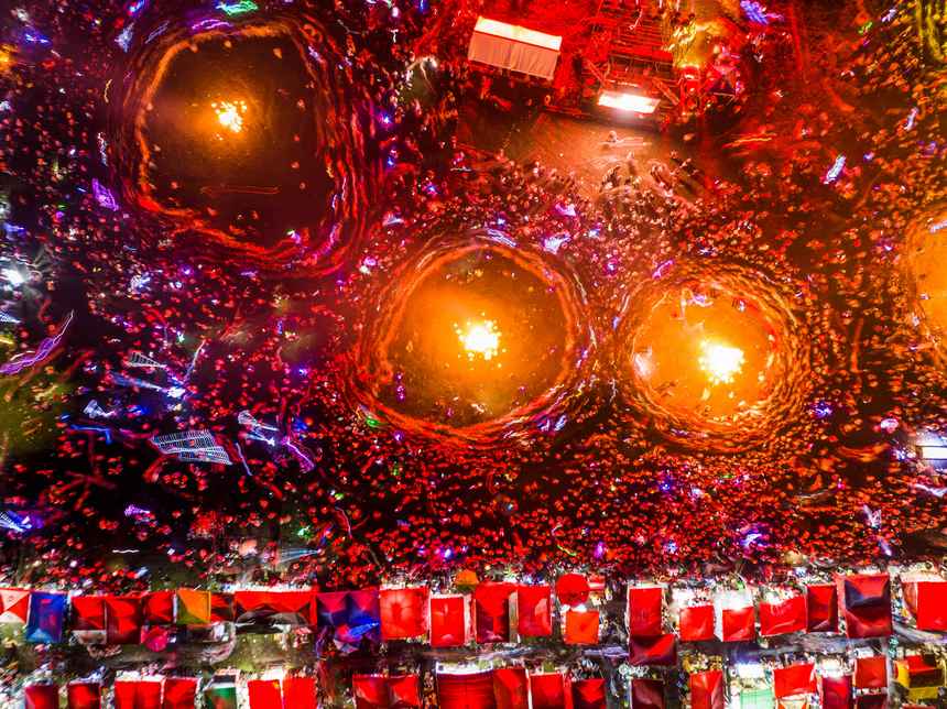 群眾在畢節市赫章縣阿西里西大草原火把節上圍著篝火狂歡。羅大富攝