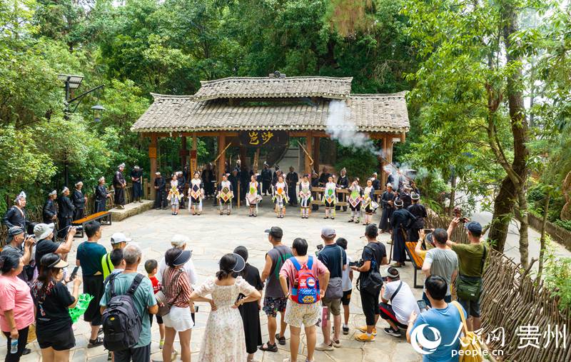 1.岜沙苗族同胞在寨門迎接游客。 人民網 陽茜攝