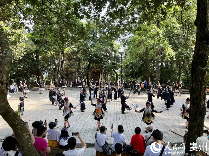 游客觀看岜沙苗族舞蹈。人民網 李麗萍攝