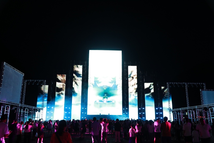 活動現場，30米高的大屏隨著動感的旋律，呈現出了綠光森林、星光等等.JPG
