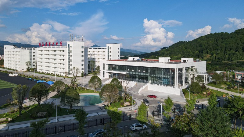 新校開學！獨山第六中學迎來首批學生。