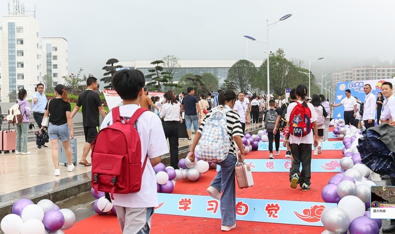 新校開學！獨山第六中學迎來首批學生。