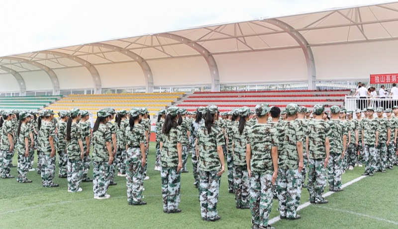 新校開學！獨山第六中學迎來首批學生。