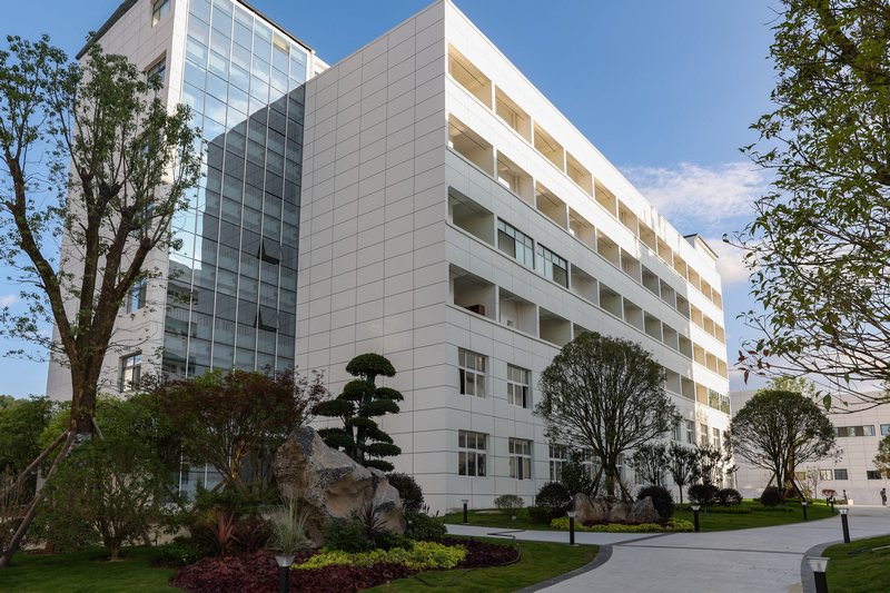 新校開學！獨山第六中學迎來首批學生。