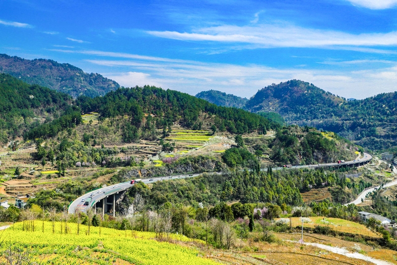 在G212蘭龍線,大山里的“絡繹不絕”。貴陽公路管理局供圖