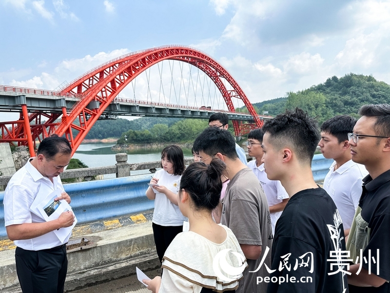 貴州交通職業(yè)技術學院“路橋系”師生到花漁洞大橋開展暑期研學活動。人民網 王秀芳攝