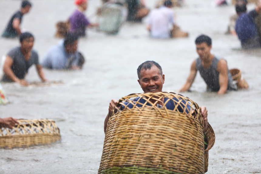 8月24日，苗族群眾在貴州省黔東南苗族侗族自治州施秉縣楊柳塘鎮(zhèn)高塘村“吃新節(jié)”上捕魚。