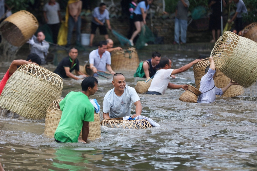 8月24日，苗族群眾在貴州省黔東南苗族侗族自治州施秉縣楊柳塘鎮(zhèn)高塘村“吃新節(jié)”上捕魚。