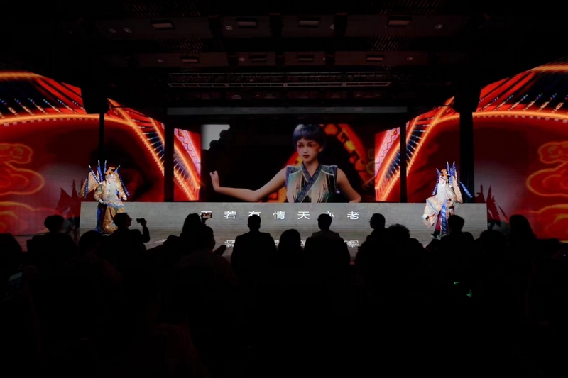 中國戲曲學院的大學生與數字人沐嵐合作《新定軍山》。皇甫萬里攝