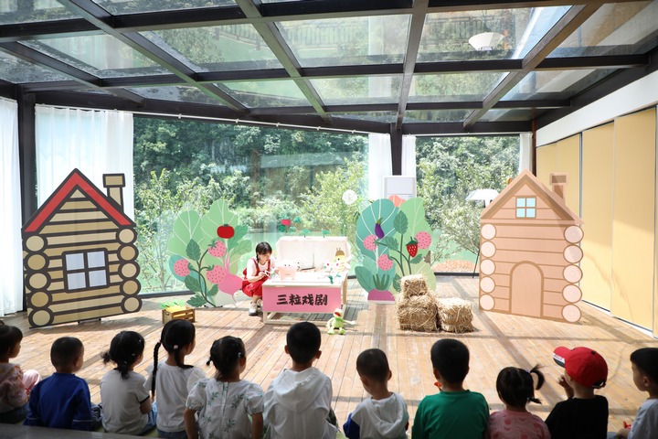 孩子們整齊地坐成一排，專心觀看《小象波米諾》。