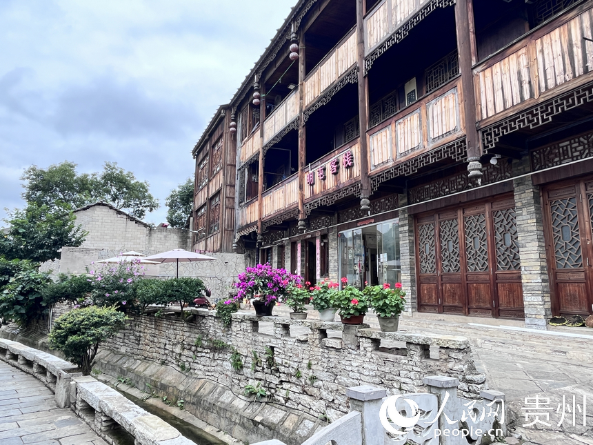 屯堡寨子風光。人民網 陳潔泉攝   