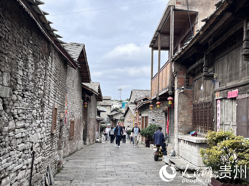 屯堡寨子風光。人民網 陳潔泉攝  