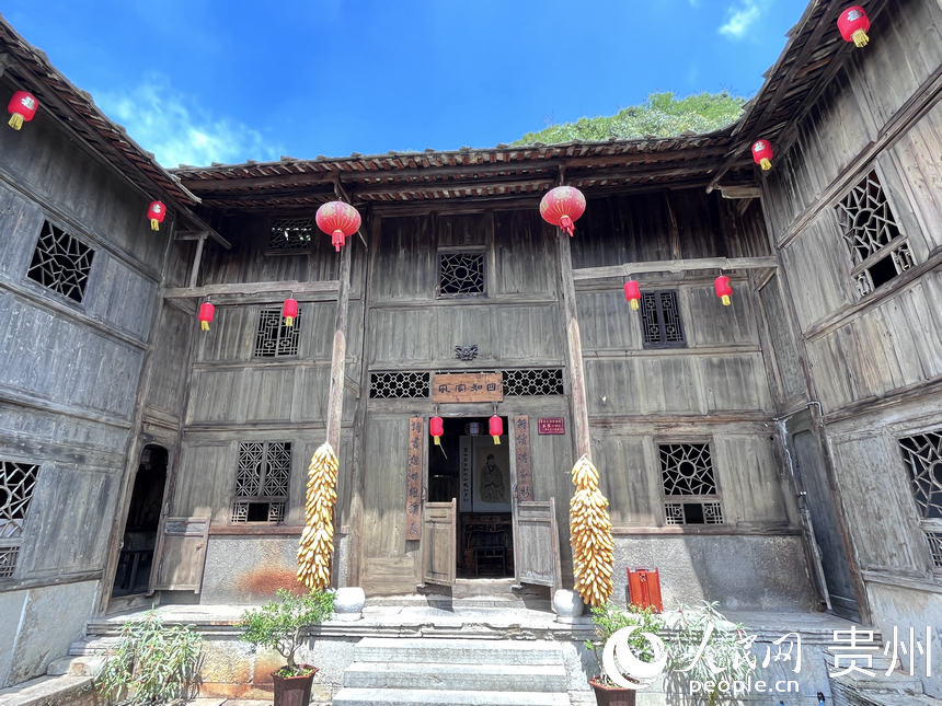 屯堡寨子風(fēng)光。人民網(wǎng) 陳潔泉攝 