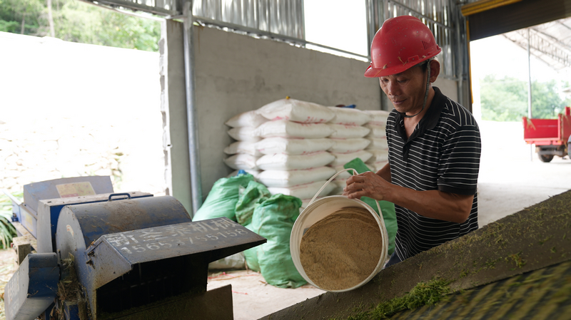 圈舍內(nèi)干凈整潔，飼料攪拌機(jī)、飼草加工機(jī)、撒料機(jī)等配套設(shè)施一應(yīng)俱全。思南縣融媒體中心供圖