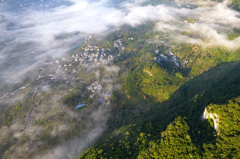 2023年8月31日拍攝的貴州省清鎮市新店鎮鴨池河村（鴨池河對岸）與一河之隔的貴州省黔西市大關鎮丘林村（懸崖下）（無人機照片）。