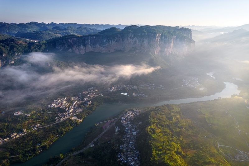 2023年8月31日拍攝的貴州省清鎮市新店鎮鴨池河村（鴨池河右岸）與一河之隔的貴州省黔西市大關鎮丘林村（鴨池河左岸）（無人機照片）。