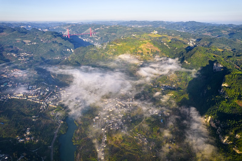 2023年8月31日拍攝的貴州省清鎮市新店鎮鴨池河村（鴨池河左岸）與一河之隔的貴州省黔西市大關鎮丘林村（鴨池河右岸）（無人機照片）。