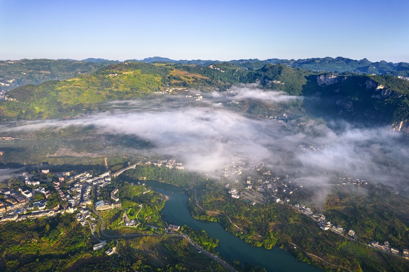 2023年8月31日拍攝的貴州省清鎮市新店鎮鴨池河村（鴨池河左岸）與一河之隔的貴州省黔西市大關鎮丘林村（鴨池河右岸）（無人機照片）。