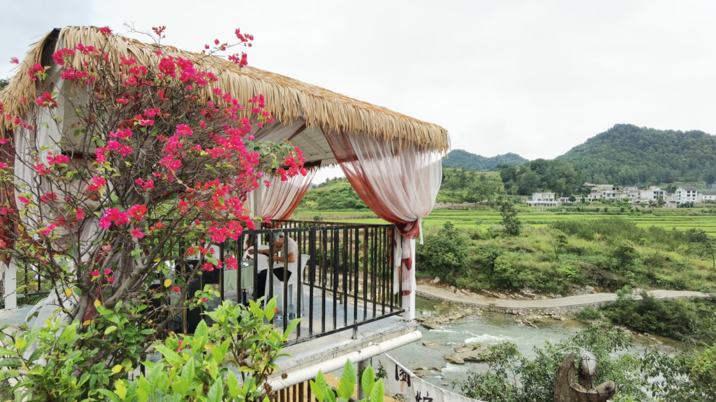 沙溪村沿著修文河經(jīng)營的戶外燒烤。