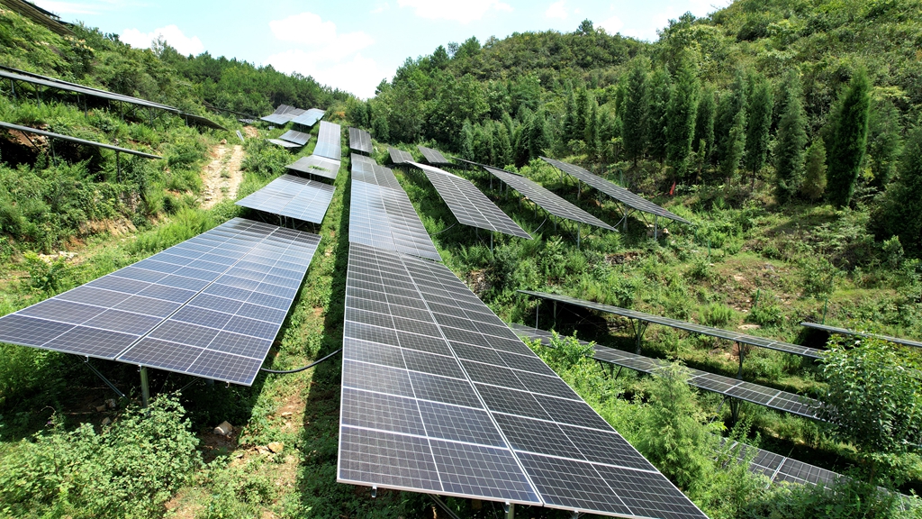 修文縣谷堡農業光伏項目于2019年入駐修文縣小箐鎮并開工建設。