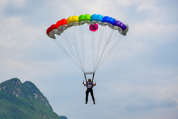 運動員在空中“翱翔”。龍建睿攝