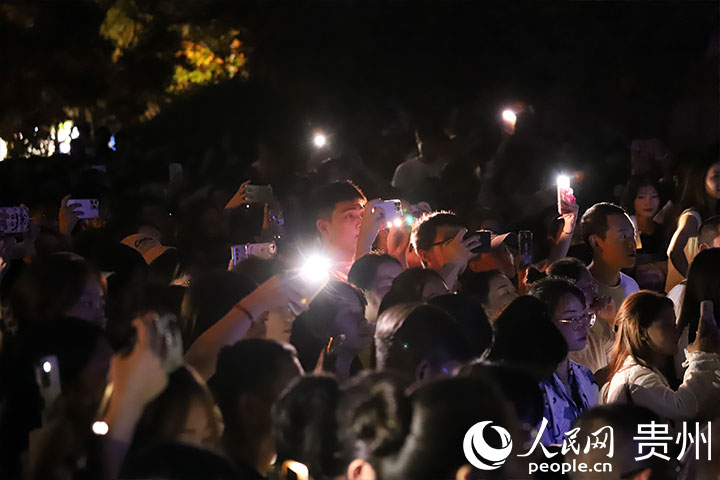 4、路邊音樂會現場觀眾紛紛打開手機閃光燈。人民網 顧蘭云攝