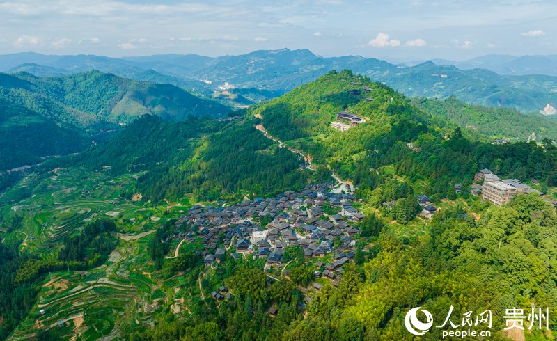 航拍岜沙苗寨。人民網(wǎng) 陽(yáng)茜攝.jpg