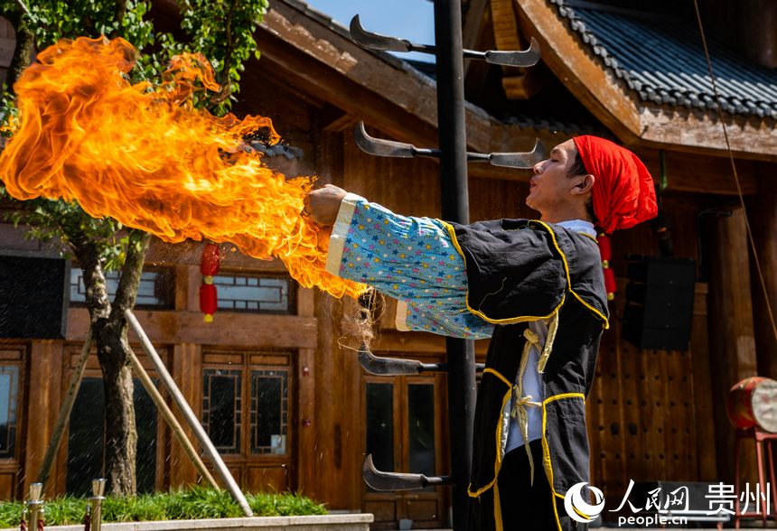 民族特技表演。人民網 陽茜攝