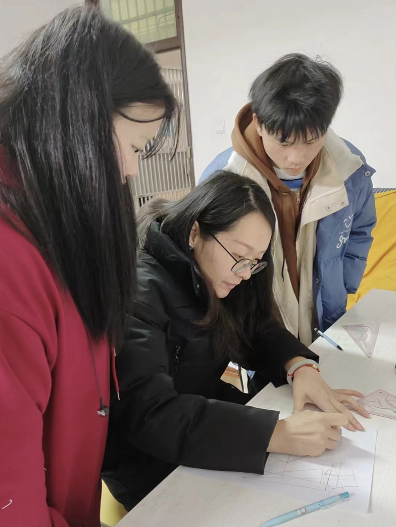 胡睿瑩（中）為學生答疑解惑。受訪者供圖