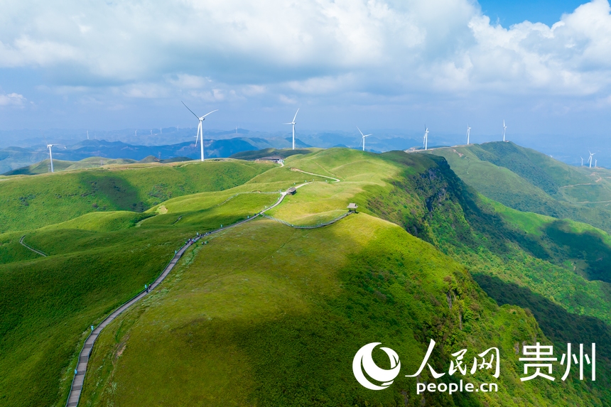 航拍韭菜坪景區。人民網 涂敏攝