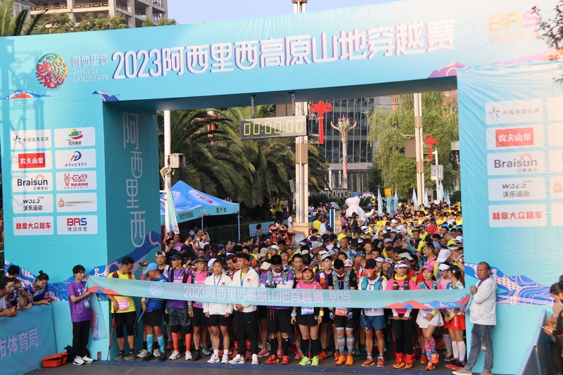 運動員們正準備起跑。林萍攝