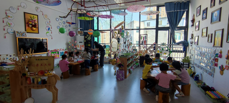 9月6日，赫章縣第七幼兒園幼兒在創(chuàng)意美工坊上課。胡彥攝