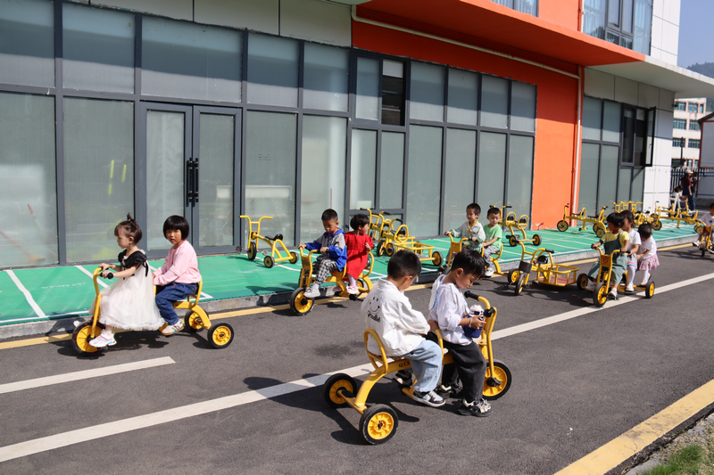 9月6日，赫章縣第七幼兒園幼兒在騎平衡車。胡彥攝