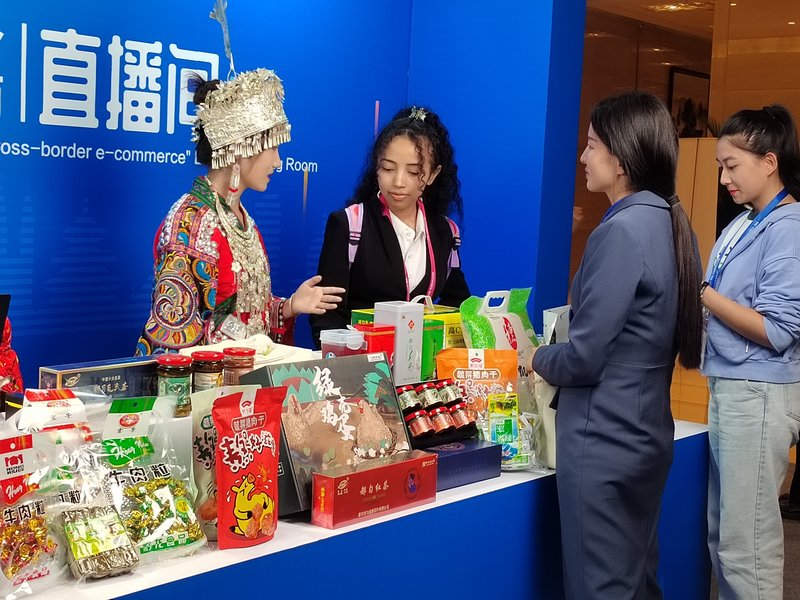 黔南師院東盟交流周“黔貨出海”產品現場直播。黔南師院供圖