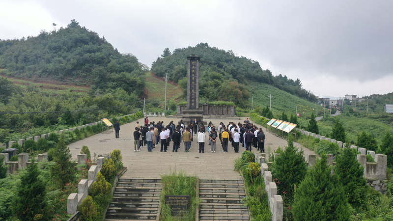 8月30日，在赫章縣哲莊壩長征文化公園紀念碑教學點，學員們聆聽烏蒙山回旋戰哲莊壩戰斗故事。謝永奇攝