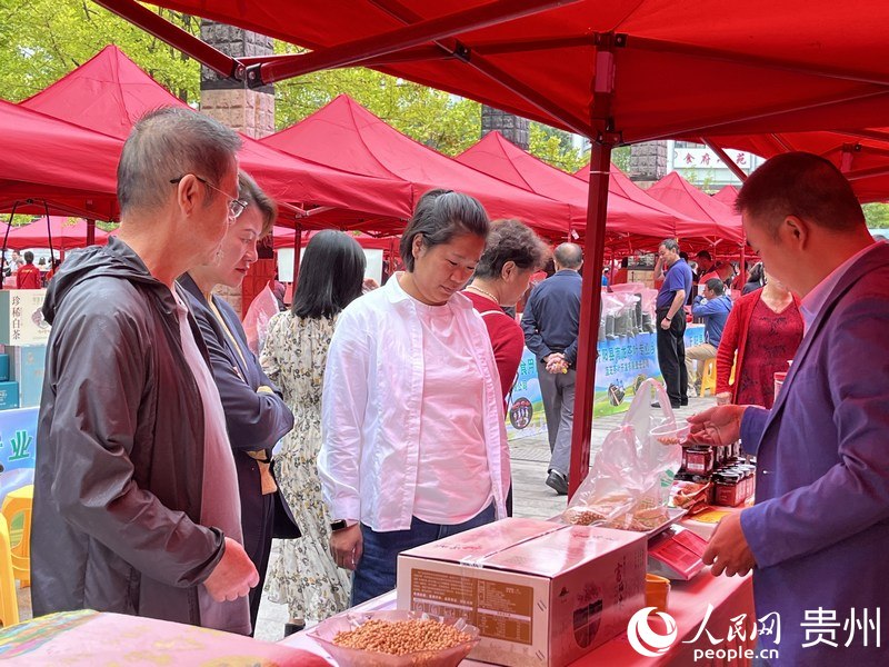 展示會現場，市民正在選購優質農產品。人民網 陳潔泉攝.jpeg
