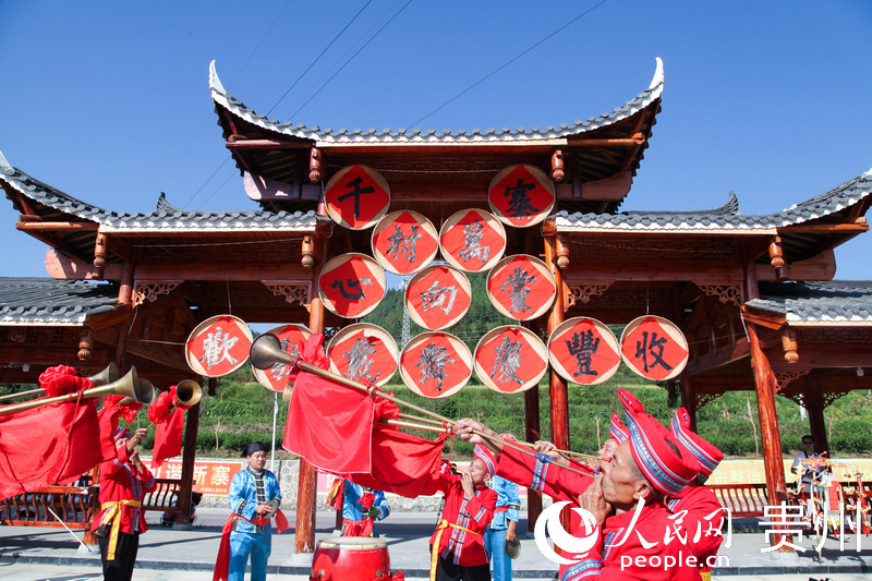 團山村文化廣場上，熱鬧的慶豐收節目展演。人民網 王秀芳攝