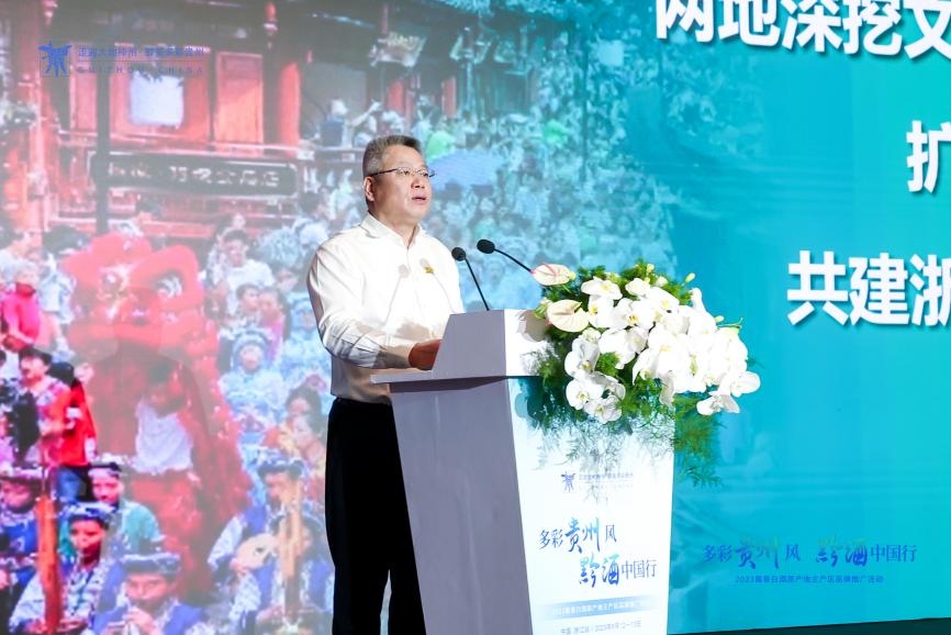 貴州省人大常委會副主任王世杰發(fā)言。