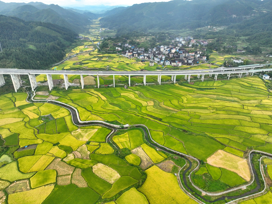 無人機(jī)鏡頭下的大小圭大壩。