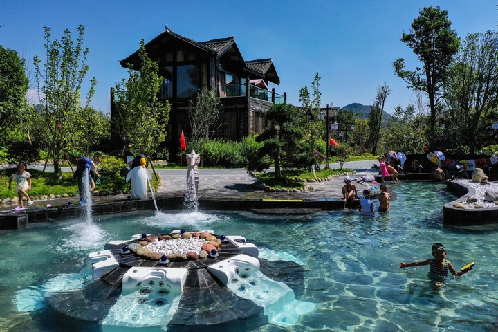 百里杜鵑溫泉。