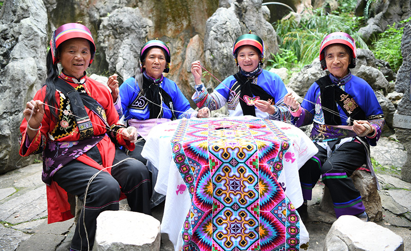 國家級非物質文化遺產撒尼刺繡展示。