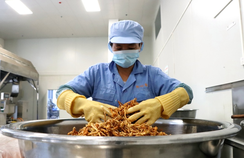 對折耳根進行裹粉。