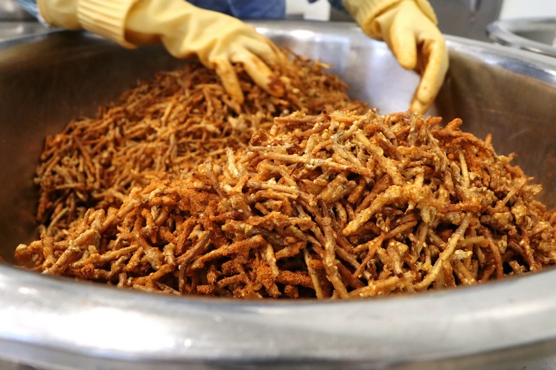 炸好的折耳根。