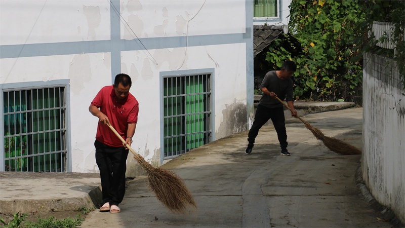 村民打掃（潘婭攝）