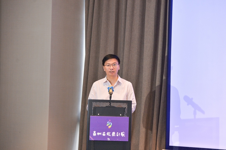 貴州省歌舞劇院執行董事鄧淵介紹音樂劇《此心安處》相關情況。向憶峰攝