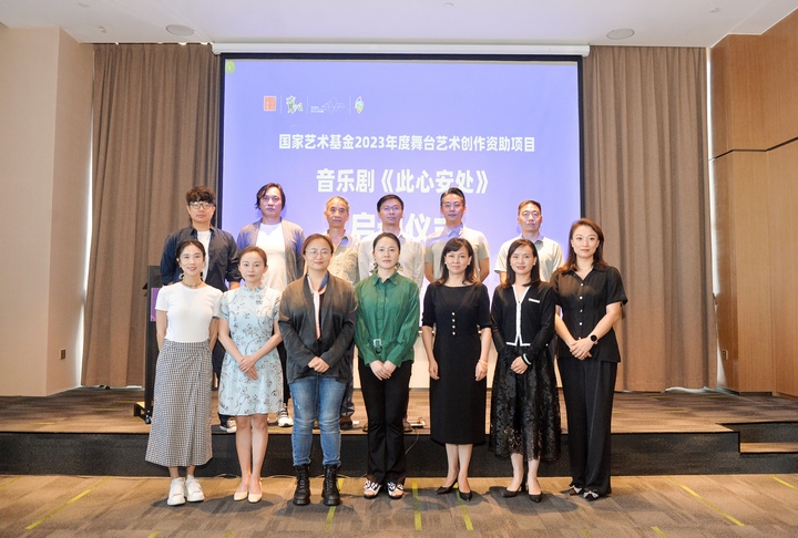 合影留念。向憶峰攝