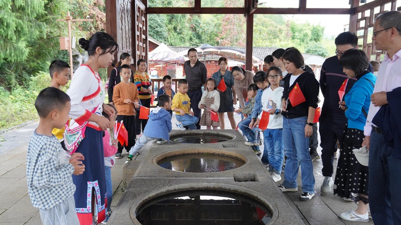 大家在龍?zhí)豆耪罾兄淳皡^(qū)感受仡佬文化。