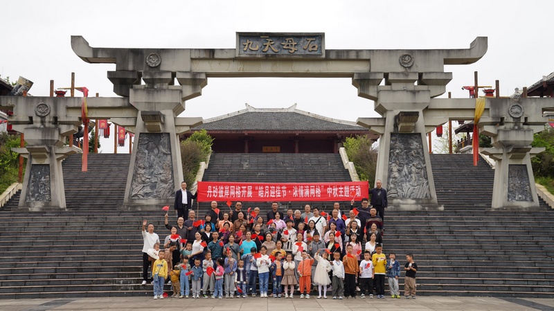 在龍?zhí)豆耪罾兄淳皡^(qū)打卡拍照。