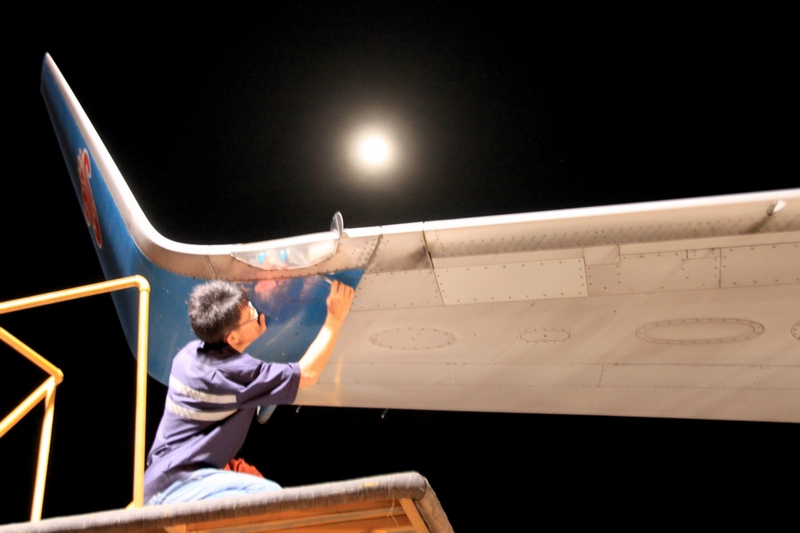 中秋夜 南航貴陽(yáng)32個(gè)航班邀旅客“踏云追月”.jpg